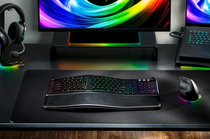 Klávesnice s RGB podsvícením na pracovním stole vedle myši