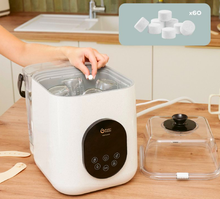 Sterilizátor Babymoov NutriWash 4v1 bílý Přidání čisticí tablety do sterilizátoru Babymoov NutriWash 4 v 1 s lahvemi uvnitř