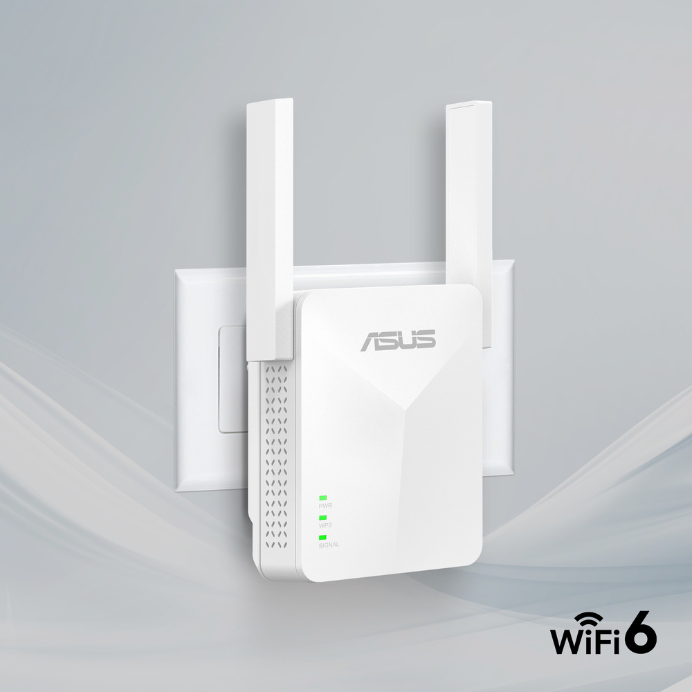 Wi-Fi extender Asus RP-AX50 bílý Wi-Fi extender ASUS s podporou Wi-Fi 6 zapojený v elektrické zásuvce.