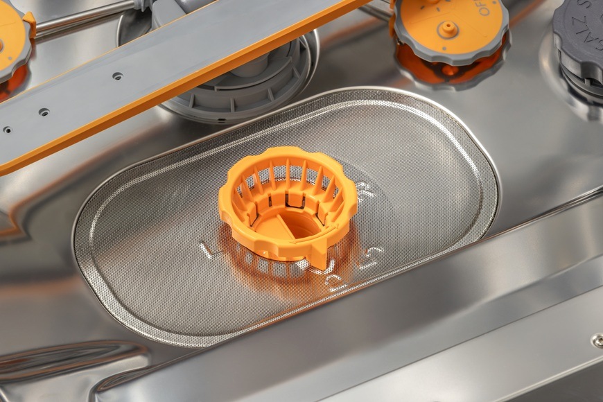 Na obrázku je samočisticí filtr, který je umístěn na dně vany myčky Gorenje GS673A97W