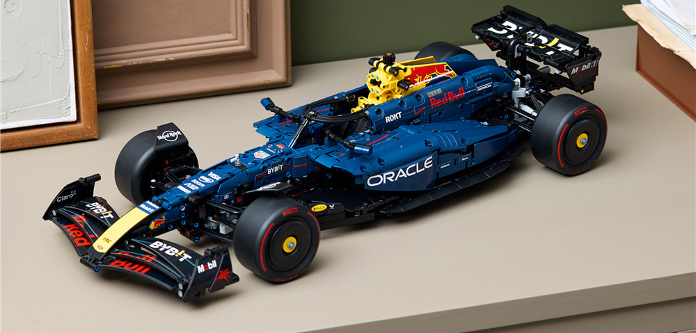 1 639 kostek LEGO nabízí dlouhé a soustředěné stavění, při kterém se postupně odhaluje konstrukce monopostu.
