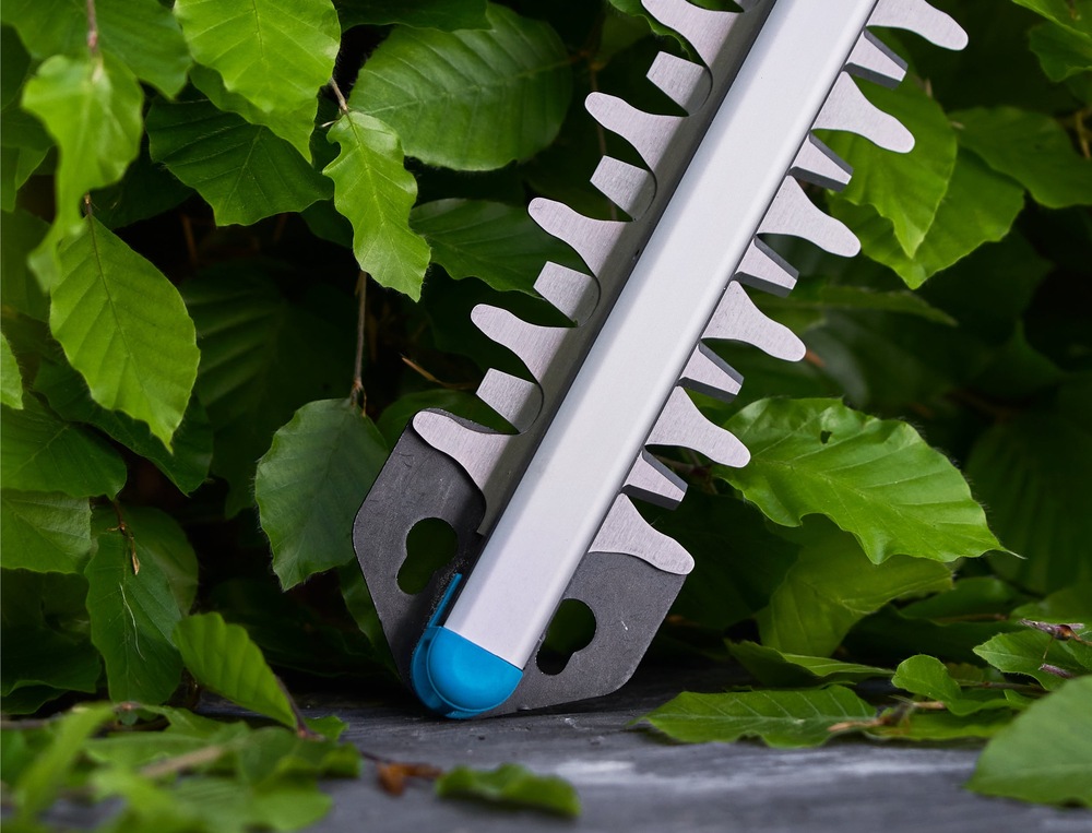 Nůžky na živý plot Gardena EasyCut 45/18V jsou opatřeny chráničem špičky nožů pro práci v blízkosti zdí