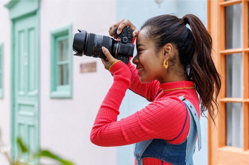 Objektiv Tamron 35-100 mm f/2.8 Di III VXD (Sony FE) černý Žena fotografující pomocí objektivu Tamron 35–100 mm f/2.8 Di III VXD