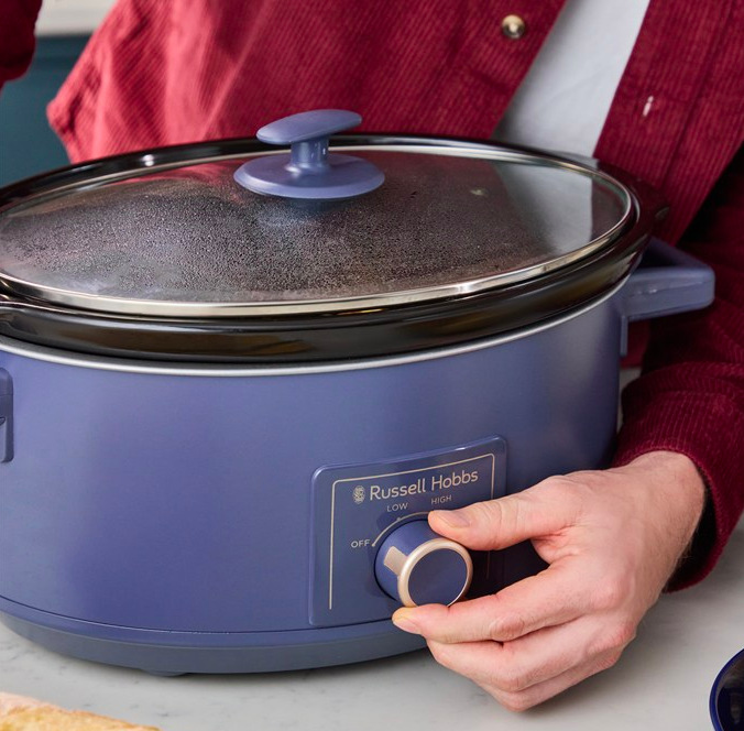 Pomalý hrnec RUSSELL HOBBS Soft Navy 28780-56 modrý Detail pochromovaného ovládacího kolečka se třemi režimy vaření Low, High a Warm