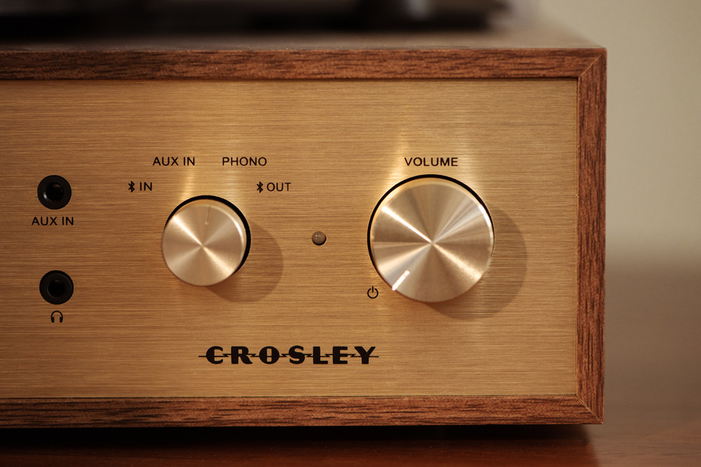 Gramofon Crosley Miles hnědý Kompaktní rozměry a nízká hmotnost dělají z gramofonu ideální zařízení do menších interiérů.