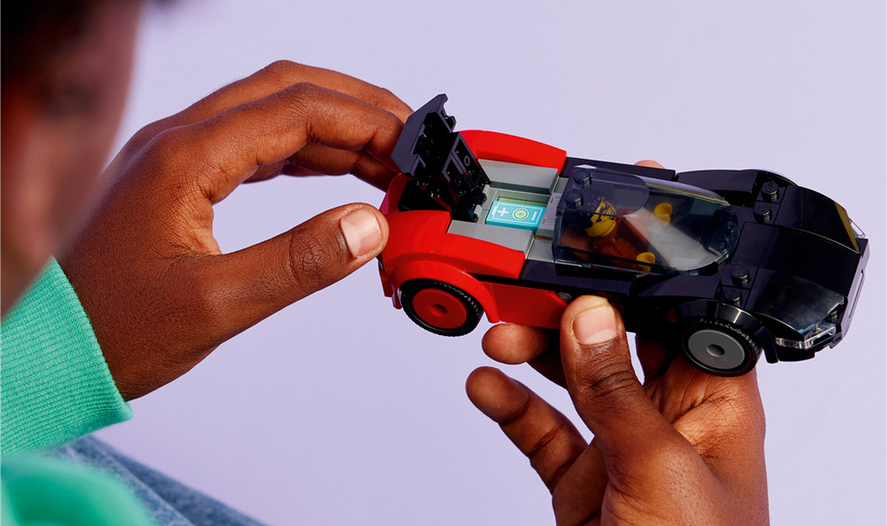 Stavebnice LEGO® City 60486 Elektrické superauto Výrazné červeno-černé provedení, sportovní silueta a aerodynamické prvky dodávají vozu moderní závodní vzhled.