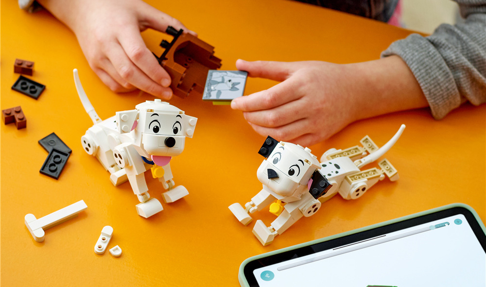 Stavebnice LEGO® │ Disney 43271 Štěňátka Štístko a Penny z filmu 101 dalmatinů Skládání 268 dílků s digitálním návodem rozvíjí tvořivost a přináší pohyblivé figurky dalmatinů.