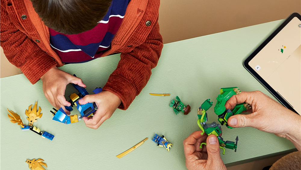 Stavebnice LEGO® NINJAGO® 71853 Jay a boj v dračím robotickém obleku 107 dílků a interaktivní 3D návod zpřístupní stavění začátečníkům a nabídnou rodině zábavu při společném tvoření.