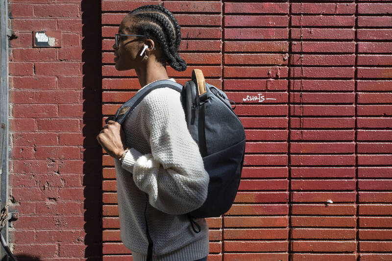 Batoh Peak Design Everyday Backpack 20L (v2) šedý Batoh Peak Design Everyday Backpack 20L (v2) šedý