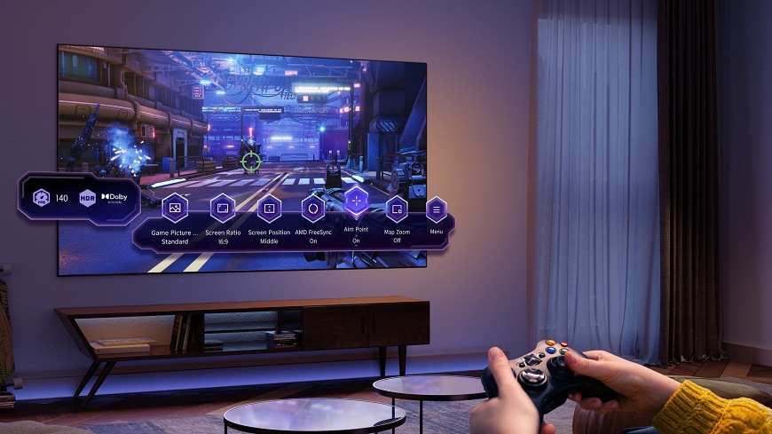 Na obrázku je televize Hisense 50E7PRO v moderním obývacím pokoji, na jejíž obrazovce je zobrazené herní menu s přehledem funkcí pro úpravu obrazu, obnovovací frekvence a latence. V popředí drží hráč ovladač a hraje akční hru, což znázorňuje plynulý herní zážitek a snadné ovládání nastavení přímo během hry.