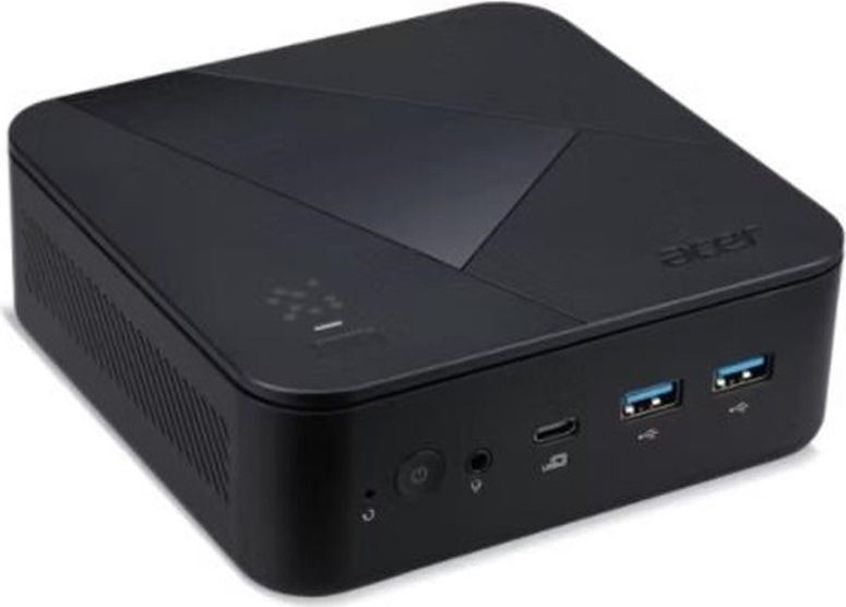 Na obrázku je kompaktní mini počítač Acer Revo Box RB102-BARR R5 v černém provedení. Má nízké hranaté tělo se zaoblenými rohy a decentním geometrickým vzorem na horní straně. Na přední straně jsou vidět tlačítko napájení, audio konektor, USB-C a dva USB-A porty. Na boku je větrací mřížka pro chlazení.