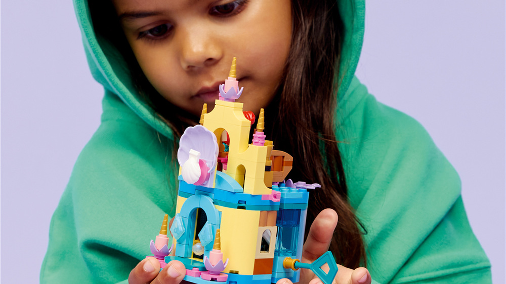 Stavebnice LEGO® │ Disney 43285 Ariel a její kouzelný miniaturní palác Stavění ze 179 dílků rozvíjí trpělivost a díky kompaktním rozměrům se palác hodí také na cesty.