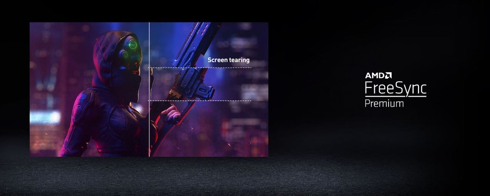 Srovnání scény z videohry ukazuje trhání obrazu vpravo. Postava s kapucí drží zbraň v neonově osvětleném městském prostředí s nápisem „AMD FreeSync Premium“.