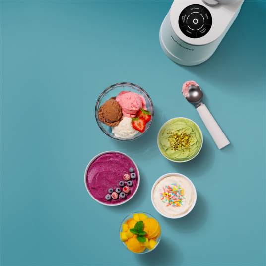 Různé dezerty připravené pomocí Nutribullet zmrzlinovače – zmrzlina, sorbet, frozen yogurt a smoothie bowl.