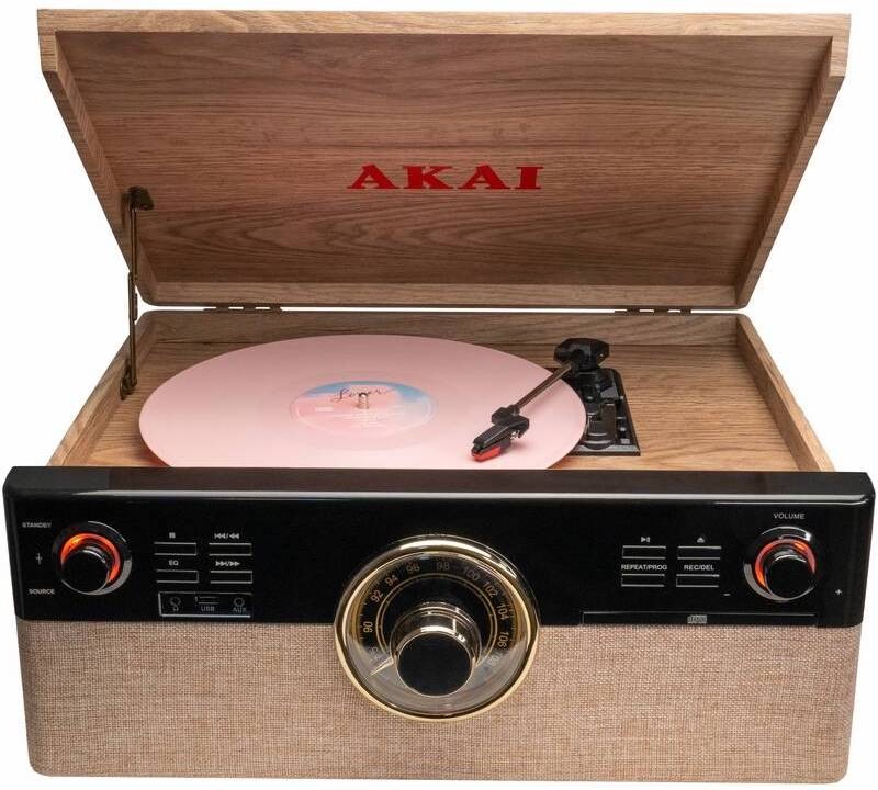 Gramofon AKAI ATT-300CC Retro pohled zepředu, otevřené víko, růžový vinyl, centrální otočný ovladač a textilní čelo