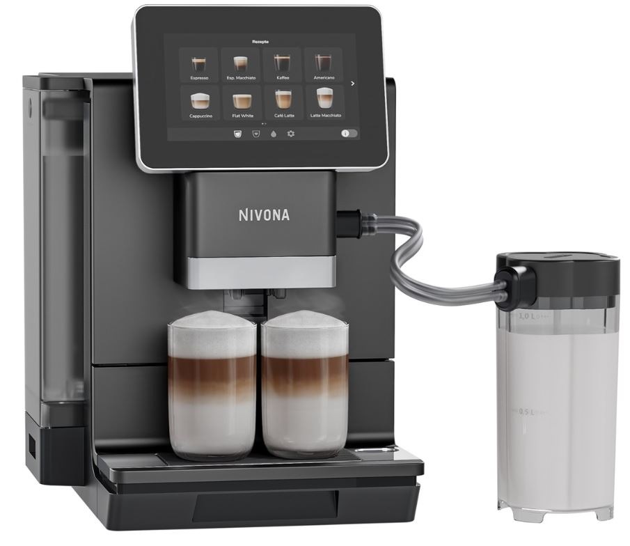Automatický kávovar NIVONA NIVO 9101 se zapnutým displejem, na kterém je vidět výběr z káv. Jsou připravená dvě latté a kávovar je připojený dvojitou hadičkou do zásobníku na mléko.