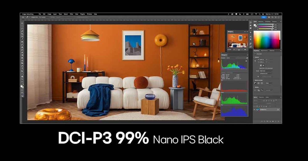 Rozhraní digitálního editačního softwaru zobrazující útulný obývací pokoj s oranžovou stěnou, bílou pohovkou a policemi. Text zní „DCI-P3 99 % s Nano IPS Black“.