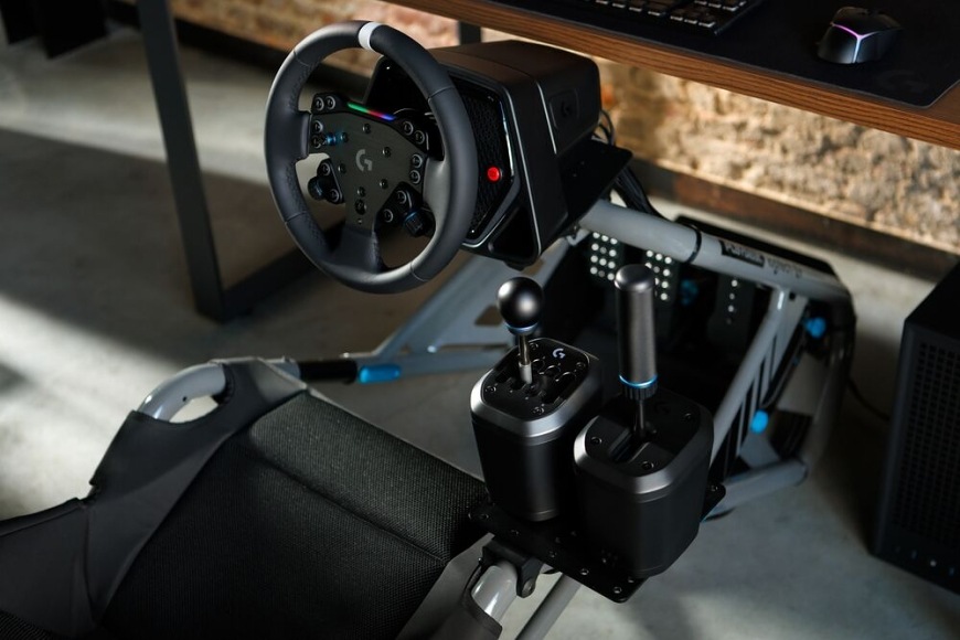 Řadící páka Logitech G RS H Shifter černá Řadicí páka Logitech G RS H Shifter snadno doplní závodní kokpit a rozšíří možnosti simulátorů o realistické manuální řazení