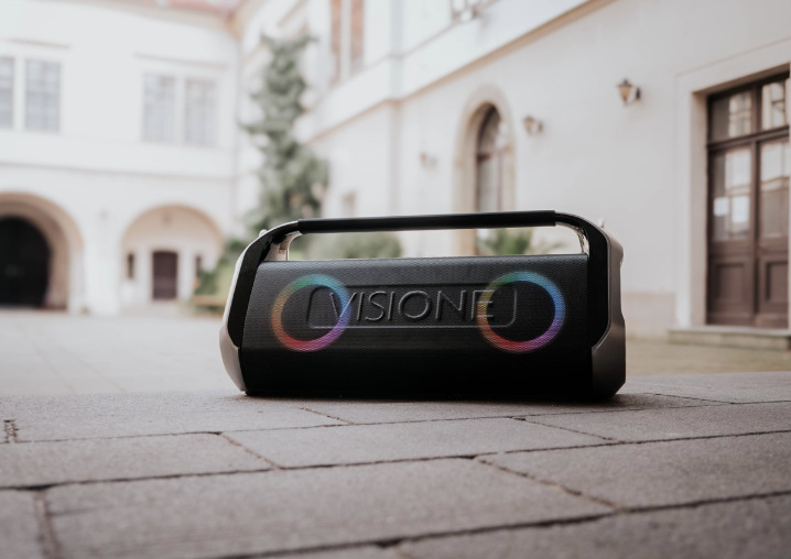 Reproduktor Concept Visione BR3080 s rozsvícenými LED kruhy na venkovním nádvoří