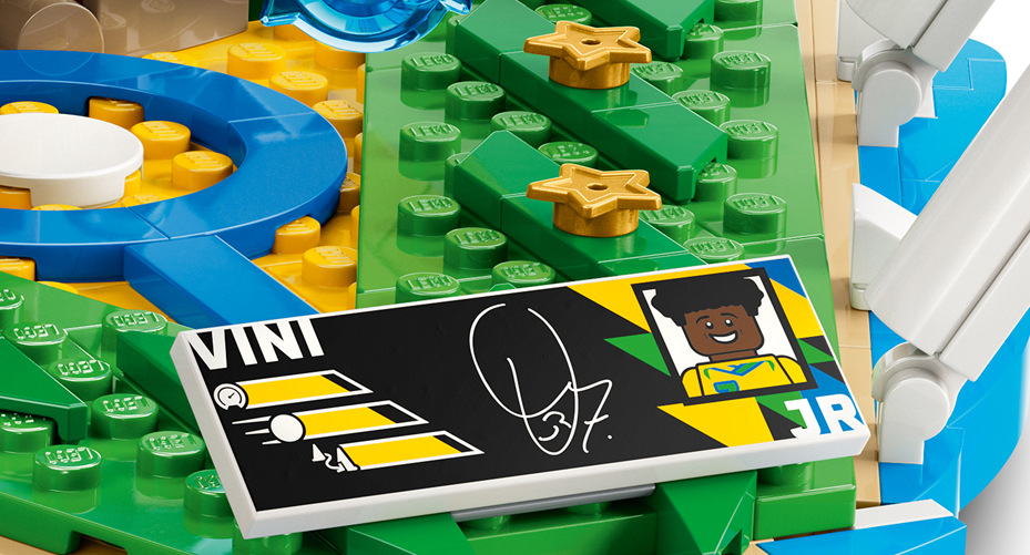 Stavebnice LEGO® Editions 43027 Vini Jr. – Hvězdné momenty fotbalu Sběratelská plaketa s podpisem a statistikami Viniho Jr. dodává modelu atraktivní sběratelský detail.