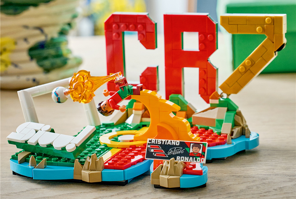 Stavebnice LEGO® Editions 43012 Cristiano Ronaldo – Hvězdné momenty fotbalu Stavebnice LEGO Editions umožní dětem od 10 let sestavit vlastní model fotbalové legendy Cristiana Ronalda