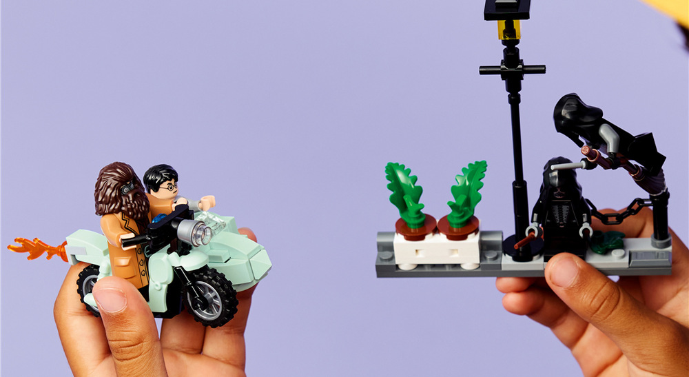 Stavebnice LEGO® Harry Potter™ 76459 Hagrid™ a Harryho útěk ze Zobí ulice Čtyři minifigurky LEGO Harry Potter umožní dětem přehrávat útěk Harryho a Hagrida před dvěma Smrtijedy.