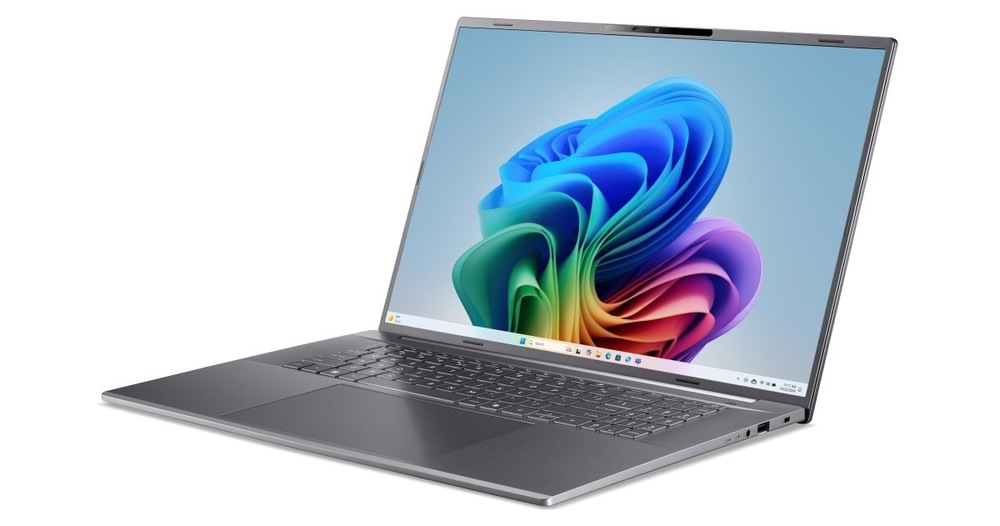 Otevřený a zapnutý notebook Acer Aspire 18 AI (A18-I71M-72KN) natočený doleva