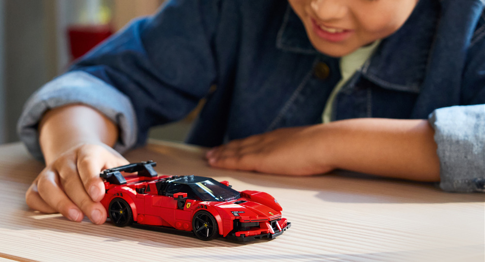 Kabina posunutá dopředu, vysoké výfuky, sportovní ráfky a zadní křídlo podtrhují výrazný design Ferrari.