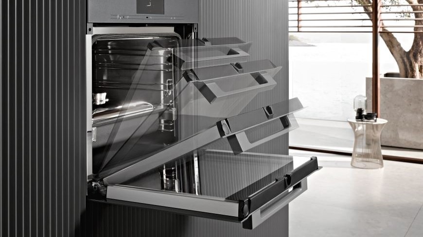 Kompaktní trouba Miele H 7145 BM černá