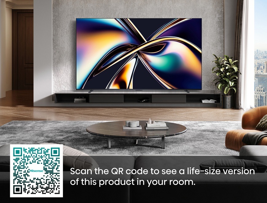 Televize Hisense umístěná v obývacím pokoji. Ve spodní části obrázku je QR kód, umožňující detailní prohlédnutí TV