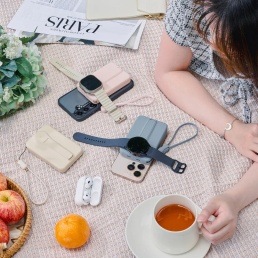 Powerbanka ADAM Elements VIONTA C2 Pro 8-in-1 10000 mAh šedá Lifestyle záběr příslušenství Adam Elements na piknikovém prostírání – powerbanka, hodinky a sluchátka.