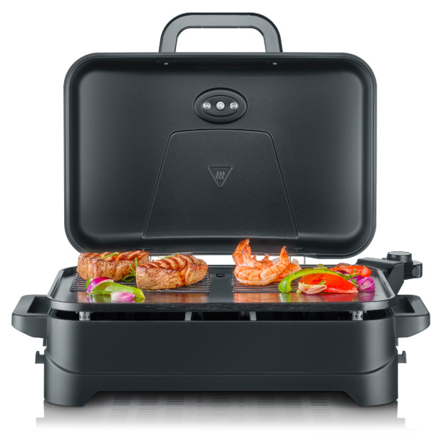 Elektrický gril Severin PG 8597 při přípravě steaků, krevet a grilované zeleniny