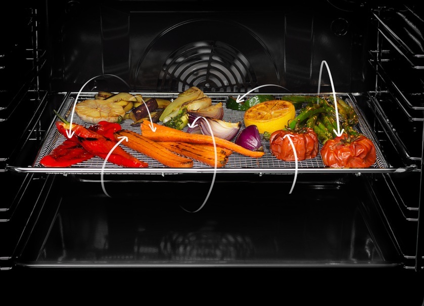 Perforovaný plech AirFry v troubě Electrolux. Na plechu je pečená zelenina. Šipkami je znázorněno proudění vzduchu skrze mřížku.