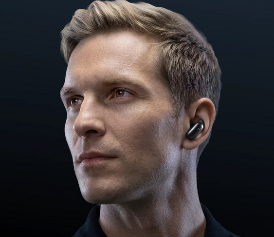 Sluchátka Anker soundcore Liberty 5 Pro Max zlatá Žena ve sluchátkách Soundcore Liberty 5 Pro Max na videohovoru v kancelářském prostředí.