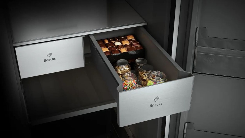 Americká lednice Hisense RS9P628GPFE černá vytažený šuplík na snacky, SnackBox, do kterého lze přehledně uložit drobnější potravina.