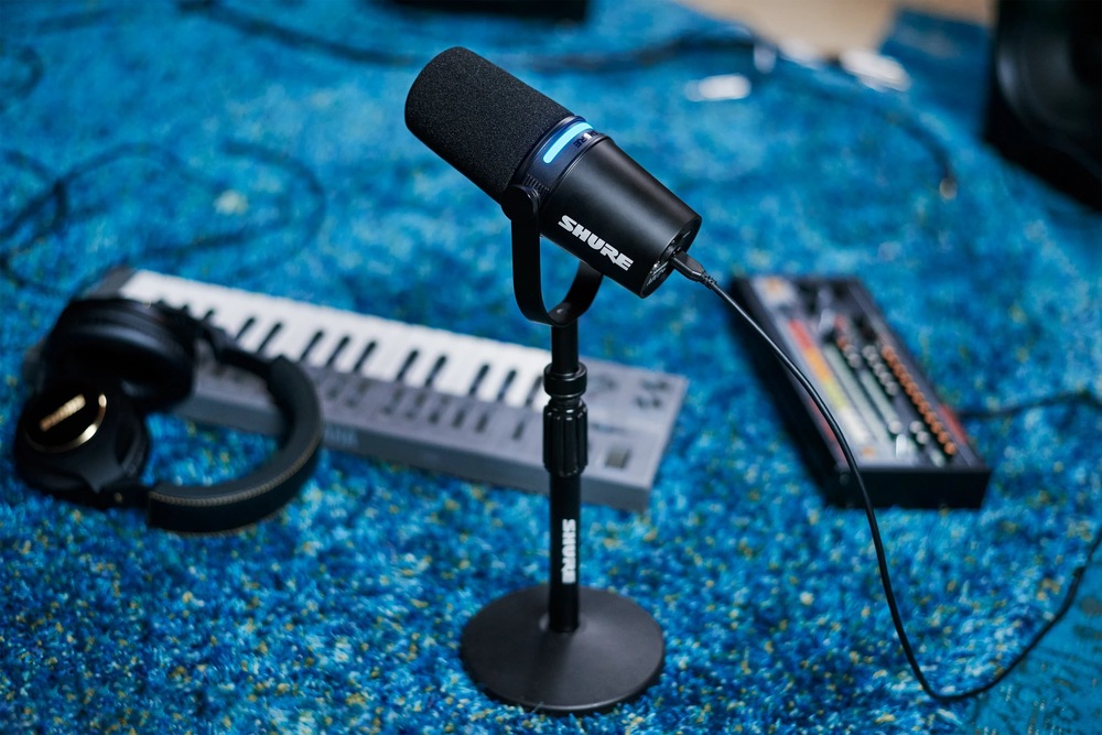 Mikrofon Shure MV7+ se stojanem černý Mikrofon Shure MV7+ se stojanem černý