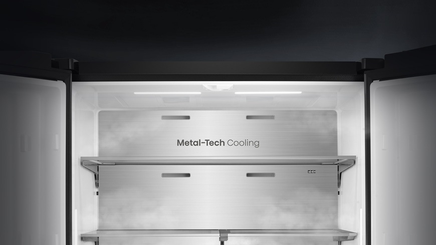 Vnitřní pohled do americké chladničky Hisense RQ5P640SSKD, zaměřující se na detail zadní stěny z nerezové oceli.