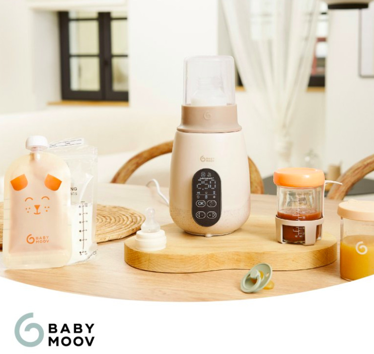 Ohřívač Babymoov NutriSmart+ při použití s lahví a dětskými příkrmy v kuchyni