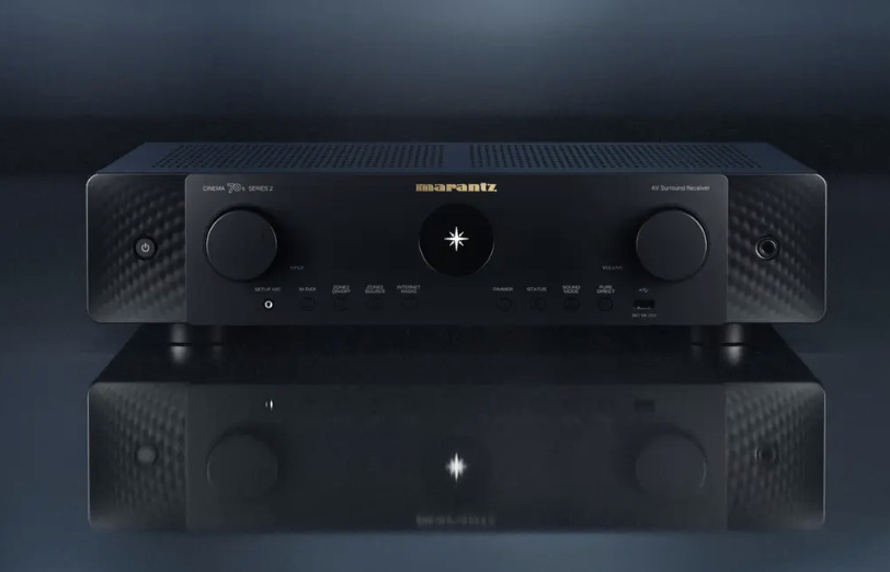 Černý AV Receiver Marantz Cinema 70S S2 zepředu na tmavém podkladu s odrazem