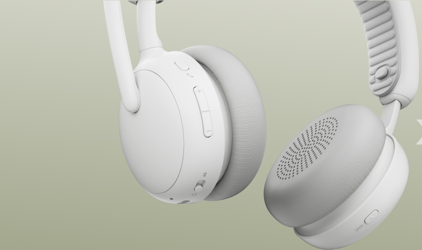Detailní záběr na náušníky headsetu Logitech Zone Wireless 2 ES s viditelnými ovládacími tlačítky hlasitosti a přepínačem ANC