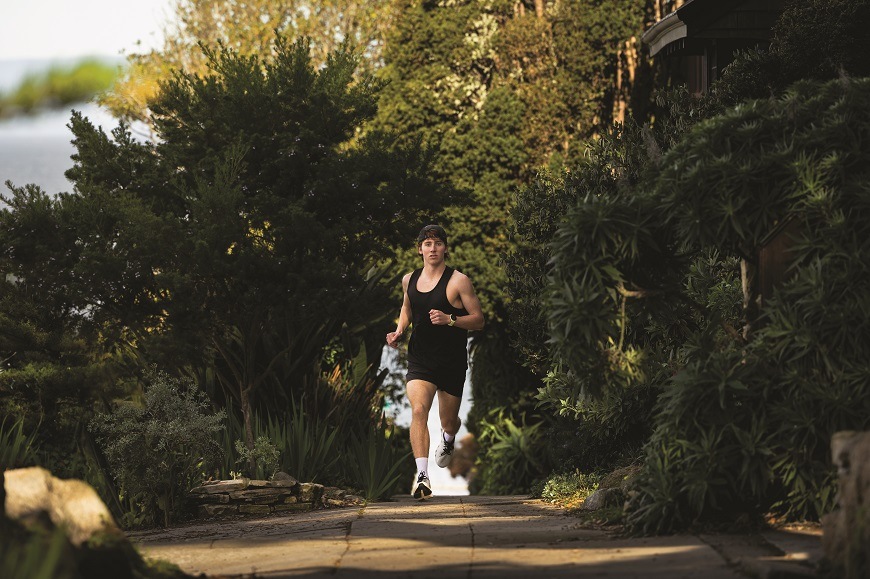 Muž běží s hodinkami Garmin Forerunner 170