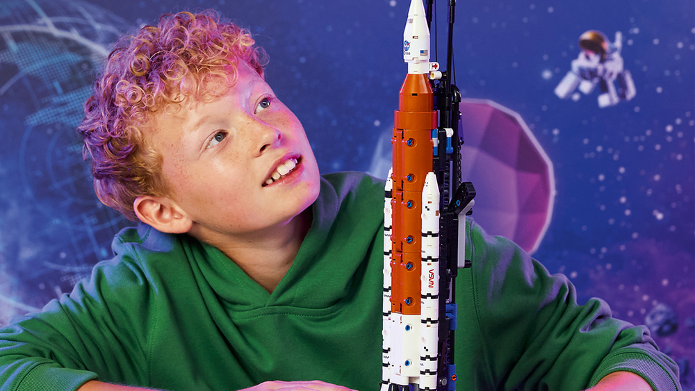 Model vychází ze skutečného systému NASA Artemis Space Launch System a přibližuje dětem principy kosmických misí.