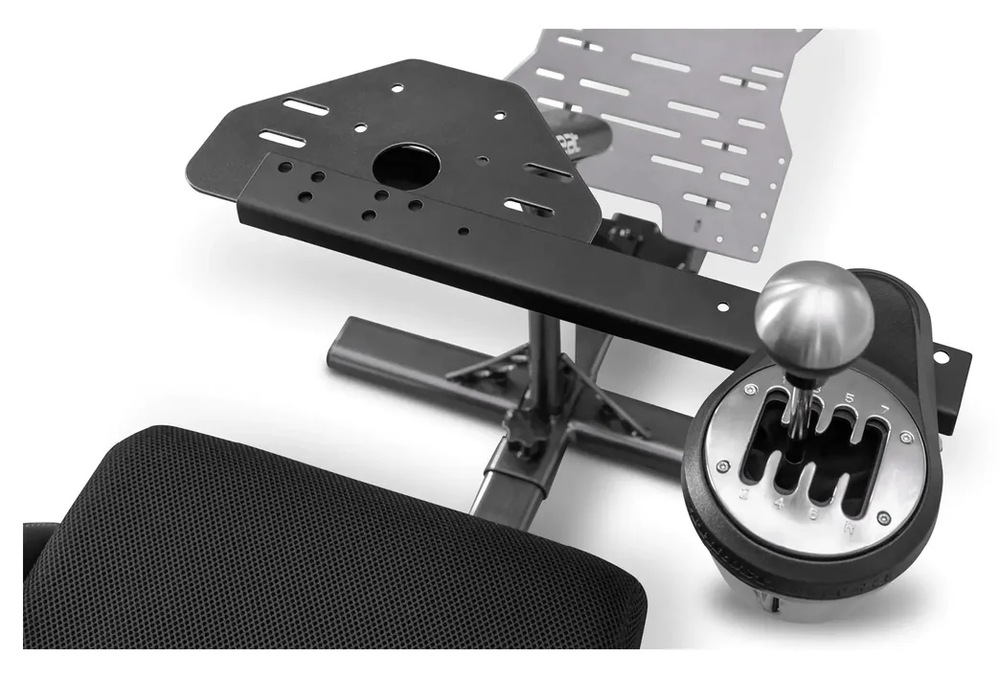 Držák Playseat Gearshift support černý Detailní záběr konstrukce držáku řadicí páky s umístěným systémem řazení a závodním křeslem.