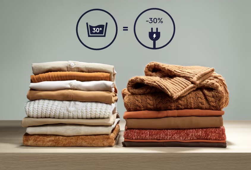 Pračka Electrolux UltraCare 800 EW8TA3562C bílá Dvě hromádky poskládaného prádla z bavlny a syntetiky. Nad nimi symbol praní na 30 °C a úspory energie o 30 %.