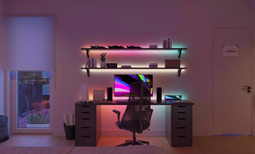 LED pásek Philips Hue Essential RGBIC, RGB, 5 m LED pásek osvětlující pracovní stůl a police barevným podsvícením v interiéru