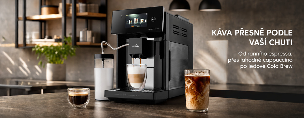 Automatický kávovar ETA Ristello Maestro v moderní kuchyni s připraveným espressem, latte macchiatem a ledovým Cold Brew