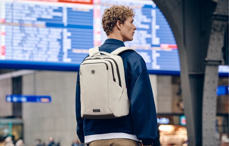 Muž má na zádech batoh Wenger MX Professional 16"