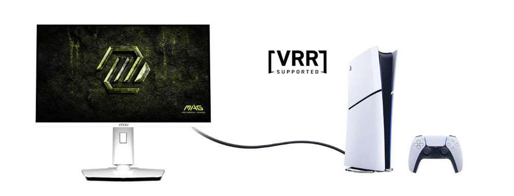 Herní monitor MSI MAG 274QRFW E20 bílý Monitor s herním logem je připojen k herní konzoli kabelem. Konzole stojí vedle ovladače. Na obrázku je text „VRR Supported“ (Podpora VRR).