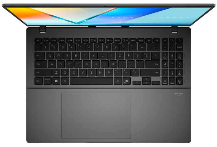 Pohled shora na podsvícenou klávesnici s numerickou částí a touchpad