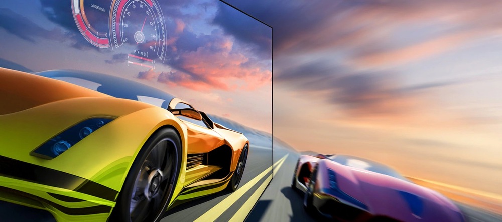 Sportovní auto na obrazovce televize, ostrý obraz, vedle obrazovky rozmazané přojíždějící sportovní auto - funkce Motion Xcelerator televize Samsung